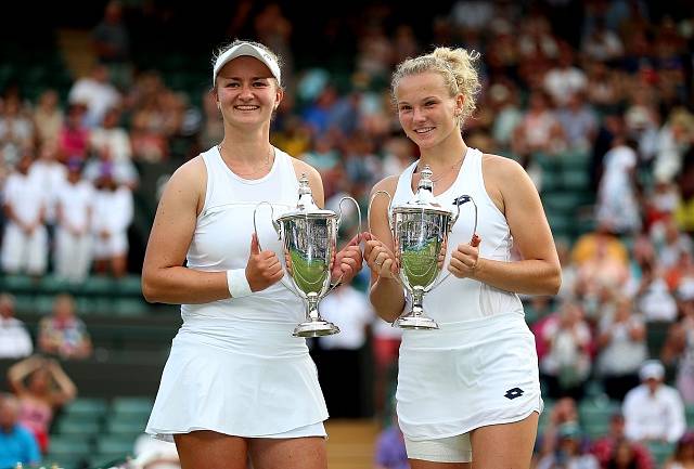 Barbora Krejčíková a Kateřina Siniaková ovládly Wimbledon