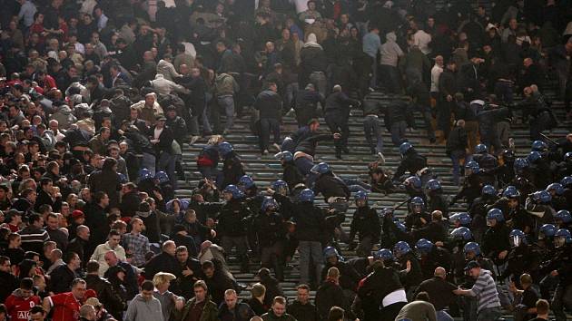 Italská policie rozhání fanoušky Manchesteru United během čtvrtfinále Ligy mistrů na Olympijském stadionu v Římě.