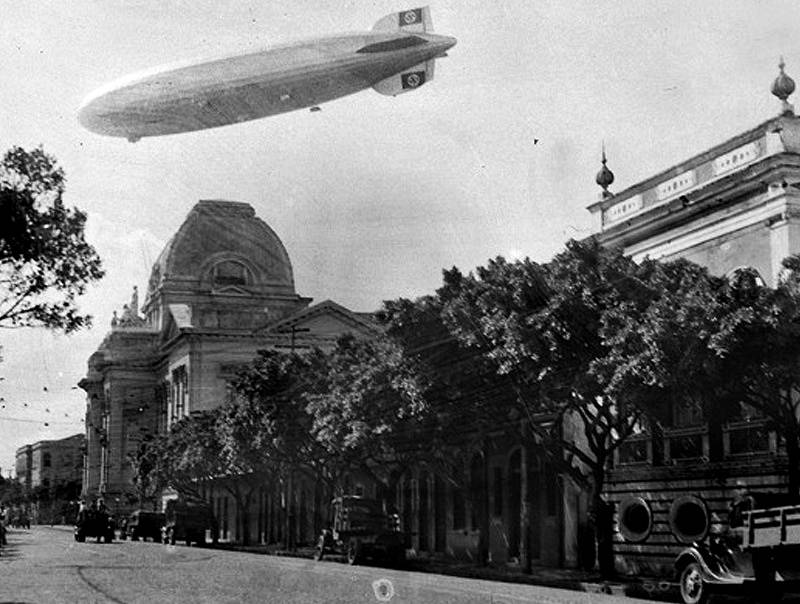 Vzducholoď LZ 129 Hindenburg přelétá v roce 1936 San Antonio v Jižní Americe při svém prvním letu přes Atlantik