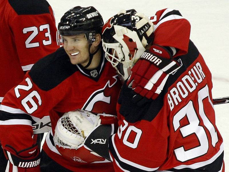 Patrik Eliáš (vlevo) v objetí s brankářem Devils Martinem Brodeurem.