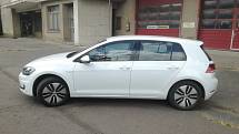 Volkswagen e-Golf se až na detaily neliší od Golfu se spalovacím motorem.