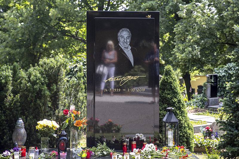 Lidé přicházeli ke hrobu zpěváka Karla Gotta den před jeho výročím narození na pražský hřbitov Malvazinky.