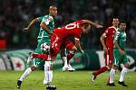 Maccabi Haifa - Bayern Mnichov: Eyal Golasa (vlevo) - Arjen Robben