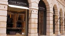 V současnosti má Louis Vuitton pobočky po celém světě. První obchod mimo Francie byl otevřen ještě za života zakladatele značky Louise Vuittona.