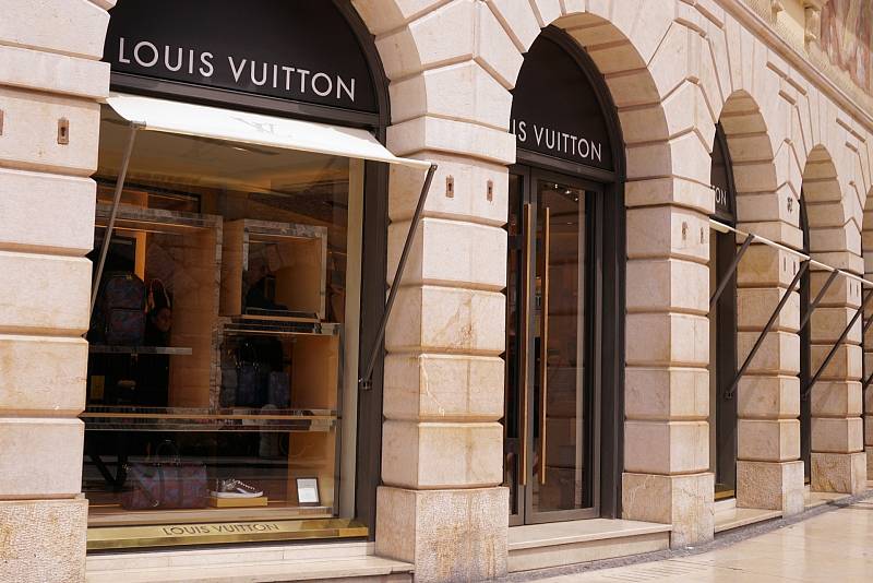 V současnosti má Louis Vuitton pobočky po celém světě. První obchod mimo Francie byl otevřen ještě za života zakladatele značky Louise Vuittona.