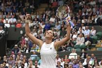 Karolína Plíšková se raduje z postupu do semifinále Wimbledonu.