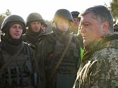 Ukrajinský prezident Petro Porošenko s příslušníky armády