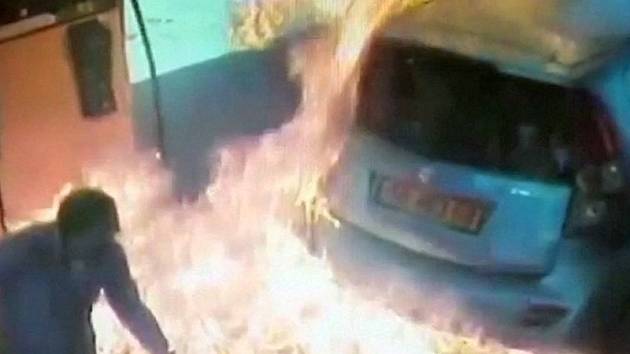 Muž odmítl dát ženě na čerpací stanici cigaretu. Naštvaná kuřačka mu zapálila auto.