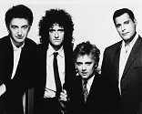 Kapela Queen v roce 1989: zleva baskytarista John Deacon, kytarista Brian May, bubeník Roger Taylor a docela vpravo zpěvák Freddie Mercury, který o dva roky později zemřel na AIDS. 