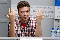 Běloruský opoziční novinář Raman Pratasevič dostal milost. Původně měl zamířit na osm let do vězení.