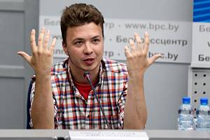 Běloruský opoziční novinář Raman Pratasevič dostal milost. Původně měl zamířit na osm let do vězení.