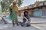 Bojovníci Tálibánu ve městě Farah