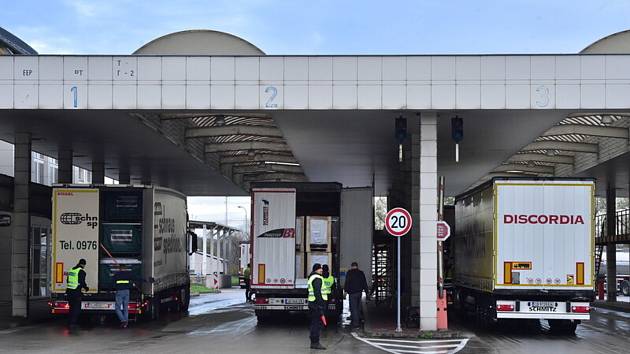 Policie v noci na 7. listopadu 2022 zdvojnásobila odbavovací kapacitu hraničního přechodu mezi Českem s Slovenskem Břeclav-Kúty na dálnici D2. Opatření má zkrátit kolony kamionů na vjezdu do republiky
