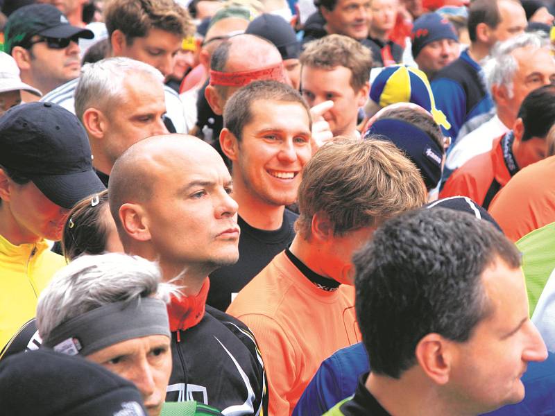 Redaktor Deníku Daniel Hajný (uprostřed) na startu pražského půlmaratonu.