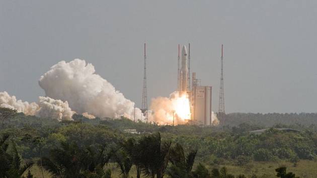La fusée Ariane 5 ECA de l'Agence spatiale européenne (ESA), transportant le plus grand télescope infrarouge de Herschel et le satellite Planck, a décollé jeudi du cosmodrome de Kourou, en Guyane française.