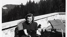 Eva Braunová s oběma svými skotskými teriéry, Negusem a Stasi