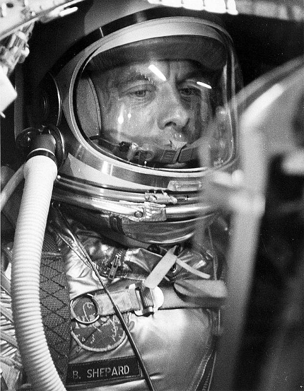 Alan Shepard při letu po balistické křivce, při němž se dostal do výšky 184 kilometrů nad zemským povrchem