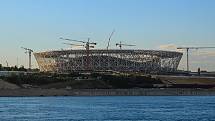 Volgograd Arena (Volgograd, 45 015 diváků). Vnější design dalšího z ryze nových stadionů má připomínat ohňostroje na Den vítězství. Unikátní je také střecha, jejíž konstrukce s kabely připomínajícími paprsky kola na bicyklu dodává aréně prvek vzdušnosti.