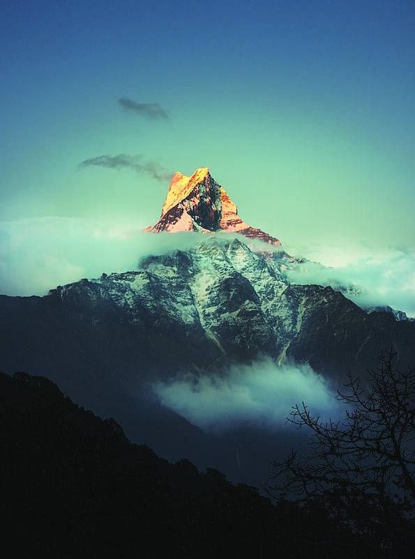 Far Far East – A Tribute To Faraway Asia představuje práci berlínského fotografa Patricka Pichlera a jeho partnerky Alexy Schels, kteří zdokumentovali nesmírnou krásu nepálských hor, klidné národní parky v Číně a krajinu Tchaj-wanu i Jižní Koreje
