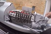 Funkční model motoru V16 v měřítku 1:3.