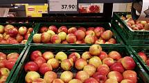 Nabídka jablek v supermarketu