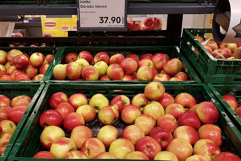 Nabídka jablek v supermarketu