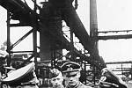 Paul von Kleist (vlevo) při prohlídce velkých ukrajinských železáren a oceláren, které krátce předtím obsadily jeho jednotky, podzim 1941