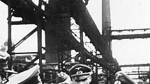 Paul von Kleist (vlevo) při prohlídce velkých ukrajinských železáren a oceláren, které krátce předtím obsadily jeho jednotky, podzim 1941