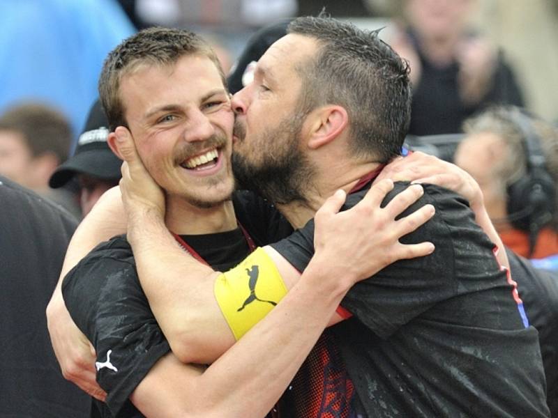 Šťastní fotbalisté Plzně Pavel Horváth (vpravo) a Vladimír Darida se radují z ligového titulu.