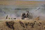 Izraelská dělostřelecká jednotka odpaluje raketu, která míří na cíle v Pásmu Gazy