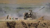 Izraelská dělostřelecká jednotka odpaluje raketu, která míří na cíle v Pásmu Gazy