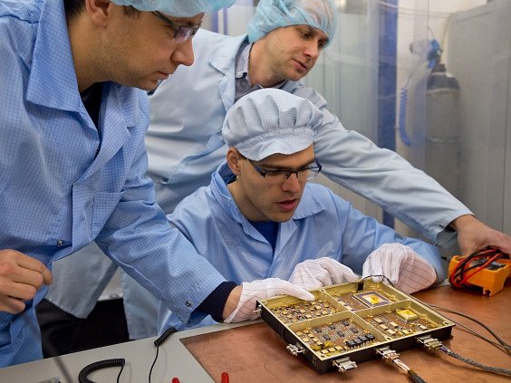 Čeští vědci z Akademie věd dokončili vývoj přístroje, který bude ve vesmíru měřit elektromagnetické vlny. Má se stát součástí přístroje RPW na meziplanetární evropské sondě Solar Orbiter, která bude obíhat mezi Sluncem a Zemí.