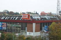 Od letoška nepoužívaný zimní stadion v Teplicích přišel o část střechy. Jak se to stalo, nikdo určit nedokáže, podle svědků se ale zřítila 28. října kolem poledne a nevypadalo to, že by šlo o plánovanou akci.