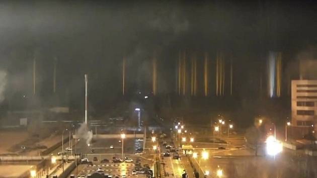 Rusko střílelo na jadernou elektrárnu na jihovýchodě Ukrajiny. Hořelo výcvikové centrum a jeden z odstavených reaktorů.
