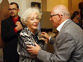 Květa Fialová oslavila  80 let v divadle ROKOKO s fotografickou výstavou. Na fotografii společně zpěvák Karel Štědrý. 