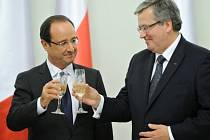 Návštěvy teď bude francouzský prezident François Hollande zřejmě hostit levnějším vínem. Na snímku s polským protějškem Bronislawem Komorovským.
