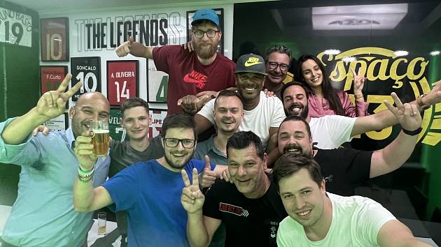 Partička fotbalových nadšenců z Přerovska potkala v portugalské hospodě mistra Evropy z roku 2016 Eliseua.