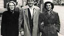 Irina Juřinová (vlevo) poprvé v Praze 16. listopadu 1954.