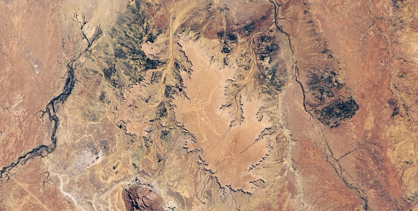 Snímek NASA ukazuje, jak vypadá tajemný geoglyf Marree Man z vesmíru