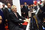Šanghaj, mezinárodní veletrh. Jako přivítání na národním stánku Česka zahrál Zeman čínskému prezidentovi Si Ťin-pchingovi a dalším zahraničním protějškům na piano svou nejoblíbenější píseň - Sentimental Journey.