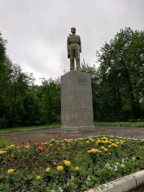 Podobné mohyly a památníky ale stojí na mnoha místech v Rusku. Tento se nachází v průmyslovém městě Uchta v Komiské republice v Ruské federaci.