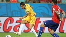 Tim Cahill z Austrálie (vlevo) pálí proti Chile.