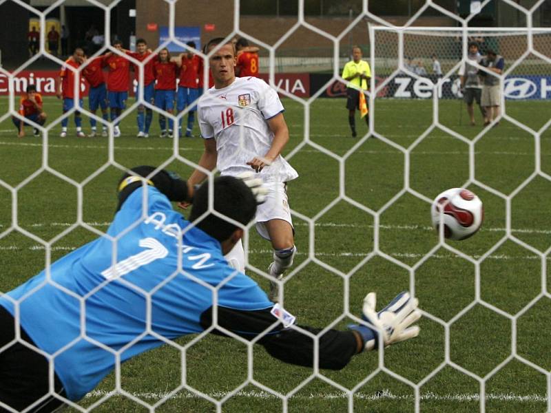 Tomáš Pekhart tentokrát penaltu s jistotou proměnil.