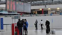 Cestující v rouškách na letišti v Praze