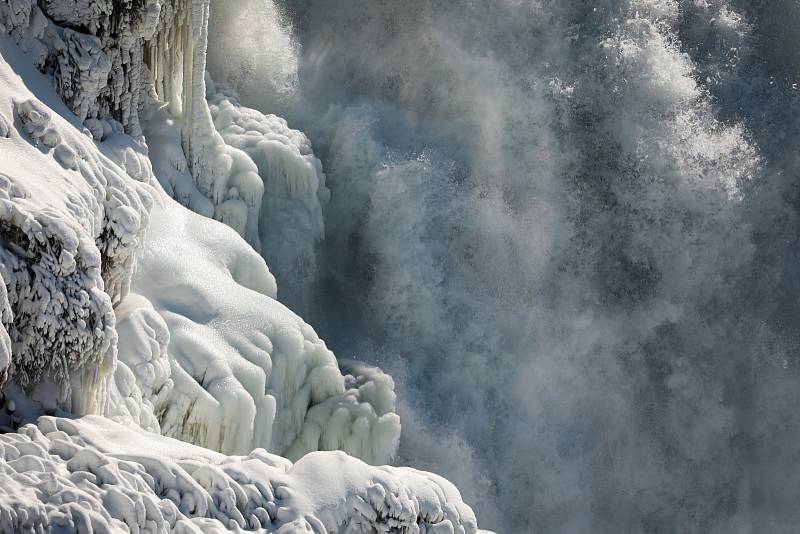 Niagarské vodopády pokryl sníh a led