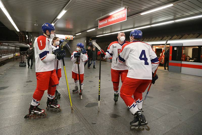 Po pražském metru se proháněli olympionici.