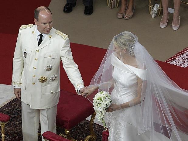 Den po civilním sňatku si dnes monacký kníže Albert II. a jeho dlouholetá přítelkyně Charlene Wittstocková řekli „ano“ i před oltářem.