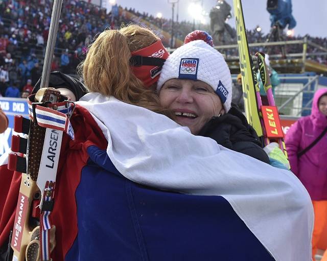 Závody SP v biatlonu, 18. prosince v Novém Městě na Moravě. Závod s hromadným startem na 12,5 km žen. Vítězka Gabriela Koukalová z ČR (zády) s maminkou Gabrielou Soukalovou.