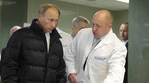 Ruský prezident Vladimir Putin (vlevo) a majitel Wagnerovy skupiny Jevgenij Prigožin (vpravo) na prohlídce oligarchovy restaurace.