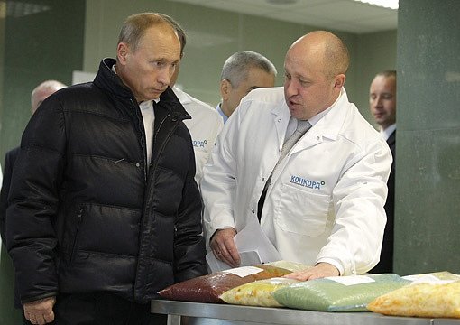 Ruský prezident Vladimir Putin (vlevo) a majitel Wagnerovy skupiny Jevgenij Prigožin (vpravo) na prohlídce oligarchovy restaurace.